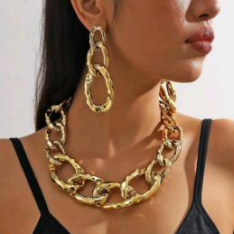 Ensemble collier et boucles d'oreilles femme en résine doré – bijoux fantaisie Plérin – collier ras de cou en grosses mailles