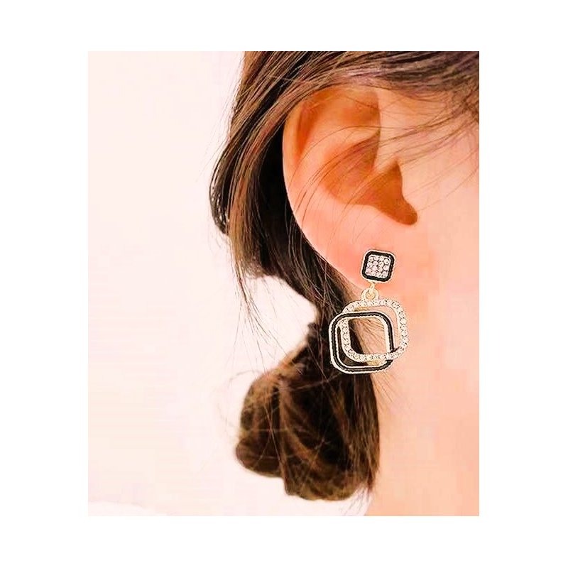 Boucles d'oreilles femme minimalistes en alliage de cuivre et zircons 'CHEVAUCHEMENT''  - 3